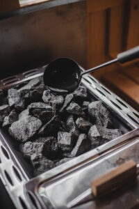 När vatten hälls över stenarna bildas varm, skön ånga - en del av den klassiska bastuuplevelsen på Smålandstorpet.