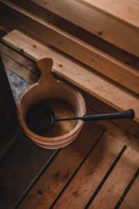 Hink med skopa - redo för en traditionell bastuupplevelse på Smålandstorpet.