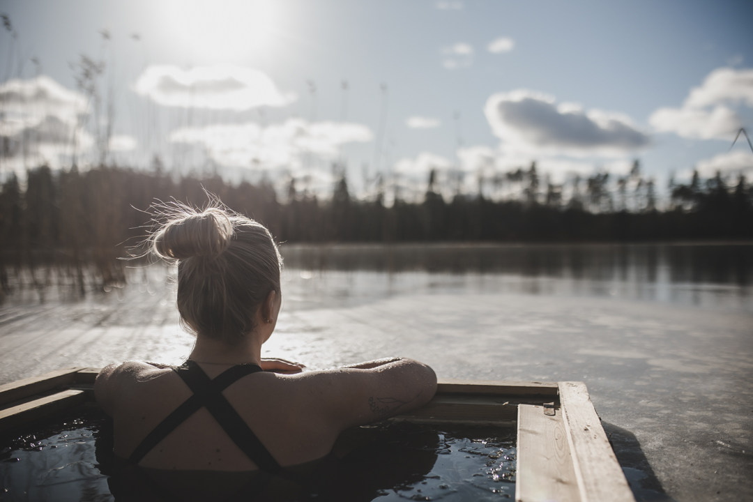 Bastu och isvak på Smålandstorpet – kalla bad i stillhet och natur