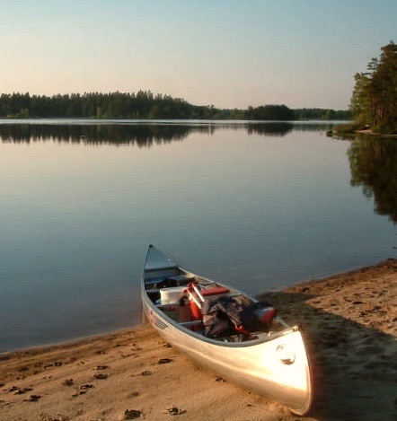 Hyra kanot på Smålandstorpet – paddla genom stilla vatten i Småland